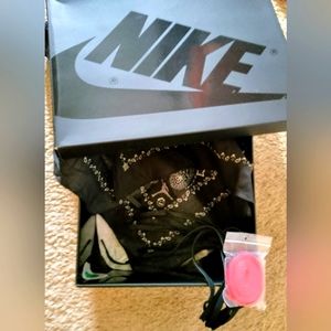 Empty Nike Box with 2 jumpman bandanas and red & black laces see photos